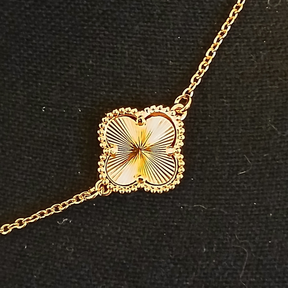 🍂18 K Yellow Gold Filled Radiant Gold Clover Necklace🍂 15" with 2" Extender